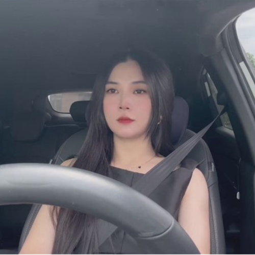 Ảnh chân dung VkckLanAnh9496 trong ô tô